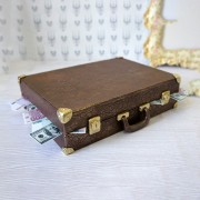 Шоколадная фигура «Чемодан с деньгами» с лепными элементами (1020 гр.)