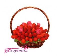 Корзина с клубникой и розами "Ля-мур"