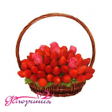 Корзина с клубникой и розами "Ля-мур"