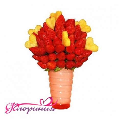 Композиция из клубники "Яркие сердца"